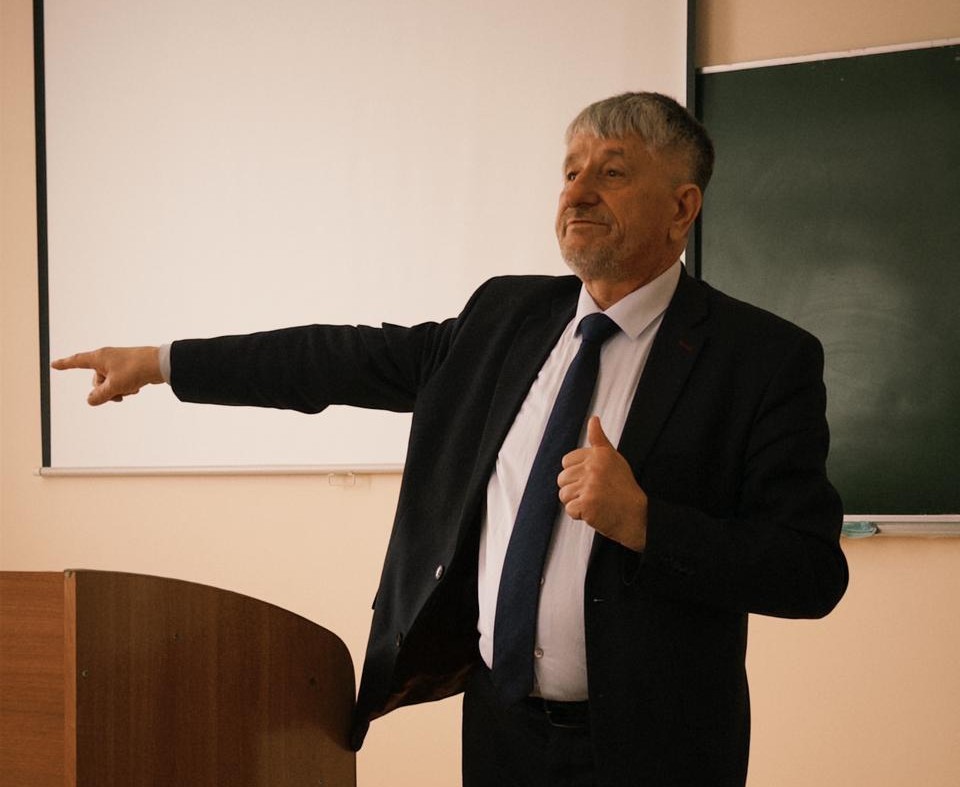 Встреча поколений: Выпускник 1981 года Юрий Иванович Суслов выступил перед студентами Владикавказского филиала Финансового университета